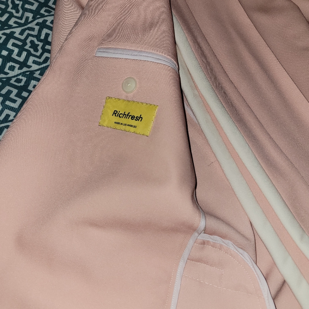 Suits - Picture 15 of 16